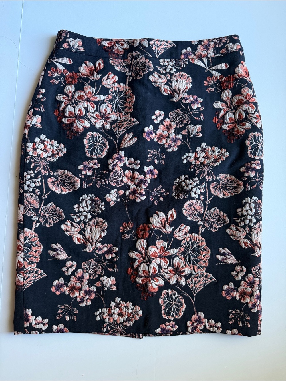 Ann Taylor black Floral Pencil Skirt with peach and Cream Accents size 6 EUC *KH